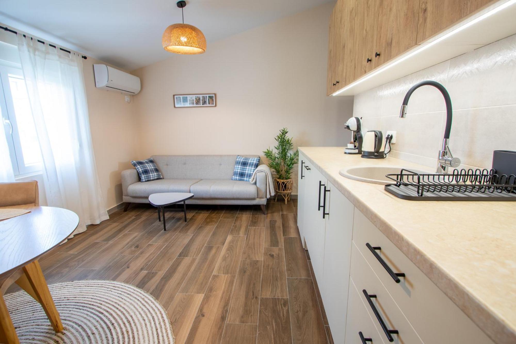 Bright & Cozy In Quiet Area Near Airport *